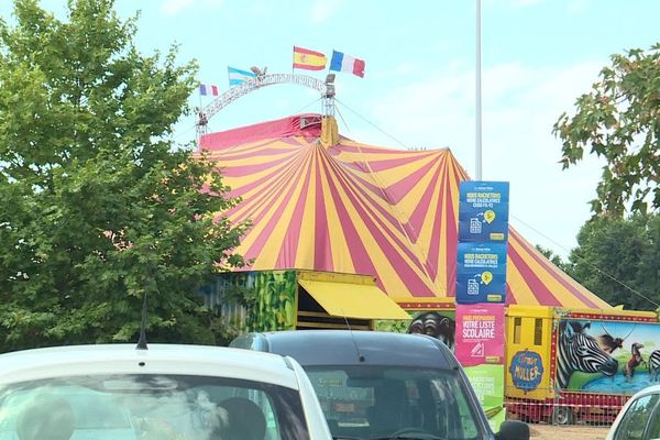 Le cirque Muller s'est installé à proximité de la route, devant des commerces qui s'estiment gênés dans leur activité. 