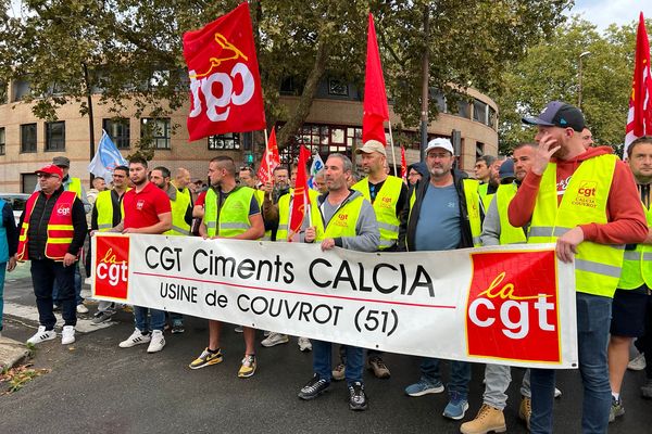 Les salariés de la cimenterie Calcia de Couvrot (Marne) étaient présents lors de la manifestation à Châlons-en-Champagne, vendredi 13 octobre 2023.