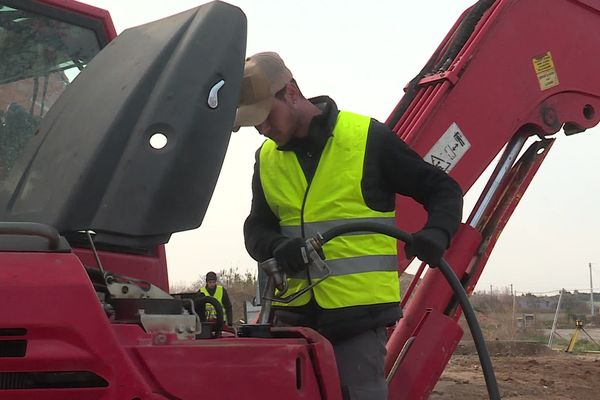 Le gazole non-routier, ou GNR, est utilisé pour tous les engins de travaux. Les professionnels du secteur réclament à leur tour une aide pour payer ce précieux carburant