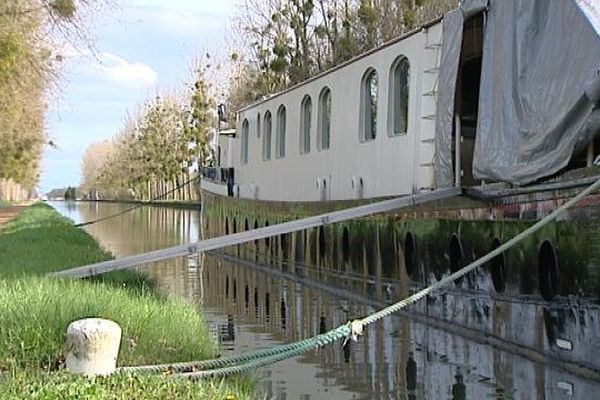 La péniche a été amarrée près de l'écluse n°68 