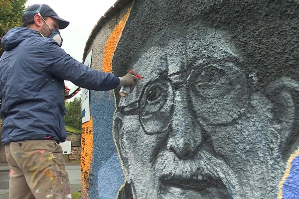 Dans le Puy-de-Dôme, mardi 8 octobre, la fresque de l'Abbé Pierre a été effacée.