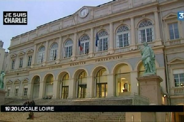 St-Etienne : les drapeaux en berne sur la façade de l'hôtel de ville dés mercredi après-midi 7/1/15