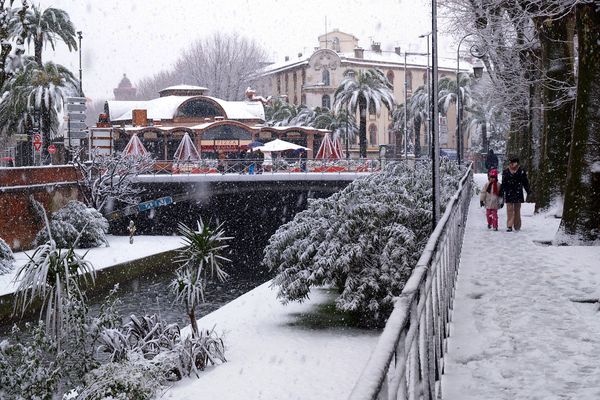 ARCHIVES. Chutes de neige sur le quai de "La Basse" à Perpignan - 28 janvier 2006.