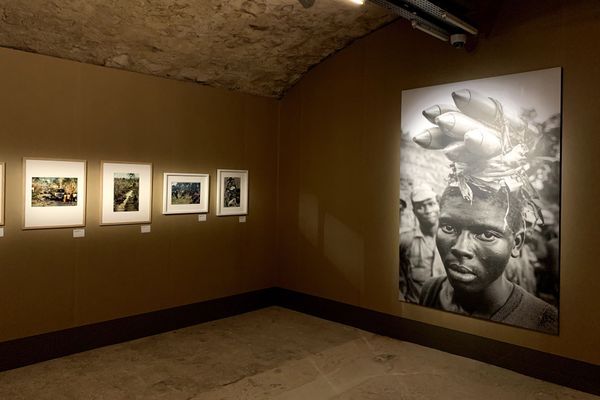 Le photographe Gilles Caron voulait montrer l'imperfection du monde. Ici, au Nigéria en avril 1968, la fabrication de roquettes artisanales. 