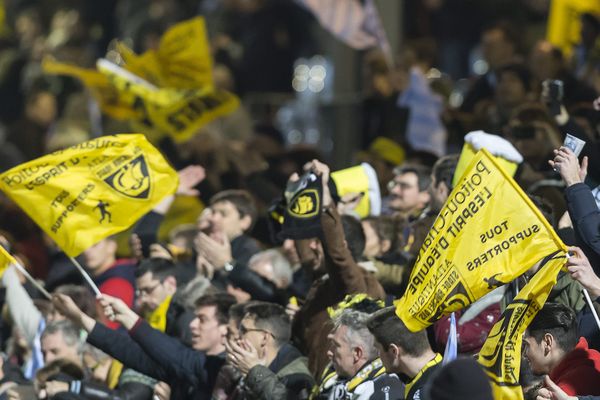 Les tribunes du Stade Deflandre aux couleurs des Jaunes et Noirs.