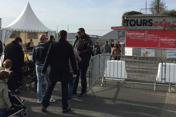 Fouilles et palpations de chaque visiteur à l’entrée de Ferme-Expo, au Parc des expositions de Tours