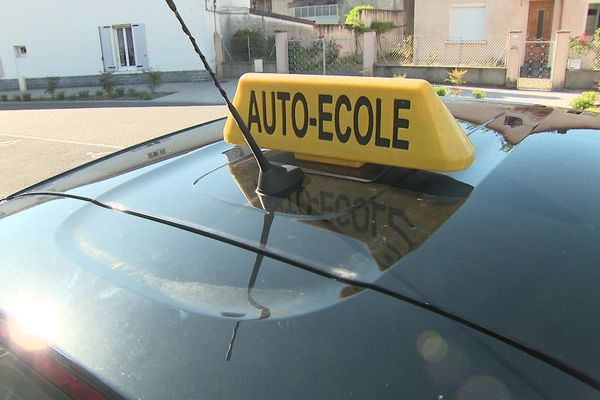 Pas de distanciation possible dans les véhicules auto-écoles.