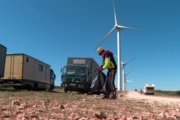 Causse d'Aumelas (Hérault) - le nettoyage du site Natura 2000 après la rave party qui a réuni 4.000 à 5.000 teufeurs - 3 mai 2023.