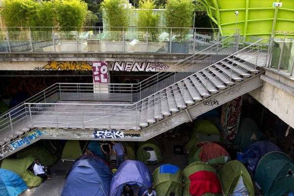 Environ 300 personnes dorment dans le camp du quai d’Austerlitz à Paris.