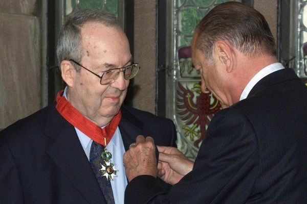  Le président français Jacques Chirac remet, le 12 juin 2001 à Fribourg-en-Brisgau, la cravate de commandeur de la Légion d'Honneur à l'ancien maire de Stuttgart Manfred Rommel.