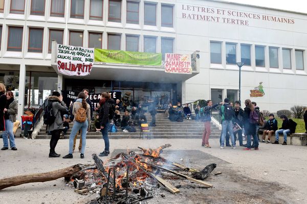 Manifestation contre la Loi Travail à la fac de Lettres de Nantes le 24 mars 2016