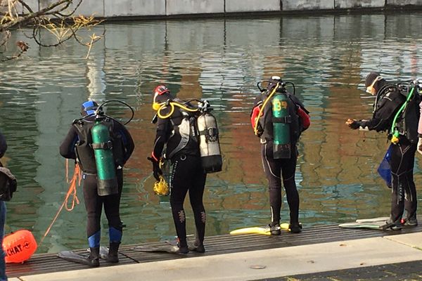 Les plongeurs s'apprêtent à se mettre à l'eau à la recherche de déchets étranges.