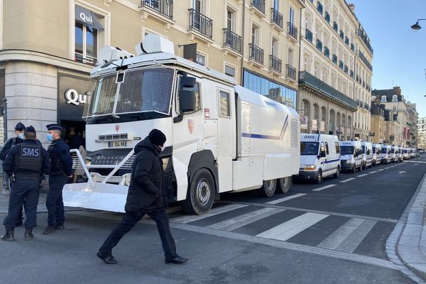 Un canon à eau des forces de l'ordre déployé dans les rues de Rennes