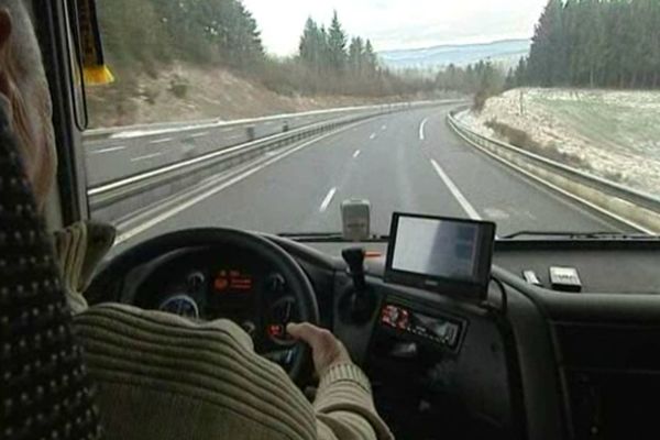 Au volant de son camion, Emile s'apprête à tester le tout nouveau barreau de Balbigny