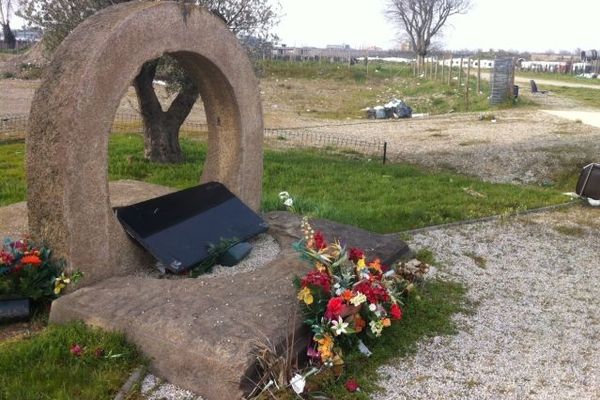 La stèle en mémoire des victimes d'AZF, après le passage des vandales