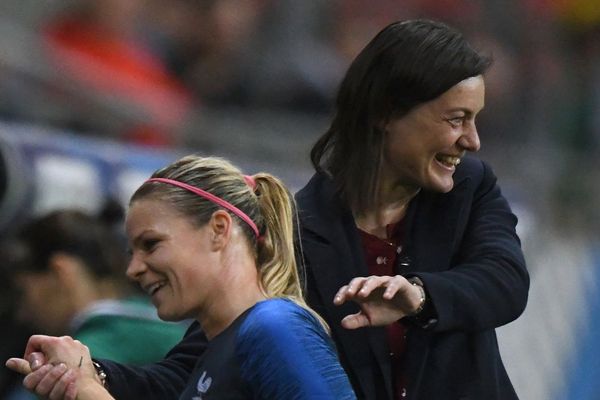 La sélectionneuse de l'équipe de France, Corinne Diacre (ici avec Eugénie Le Sommer) a convoqué la joueuse de Rodez Laëtitia Philippe avant le match contre le Mexique samedi.