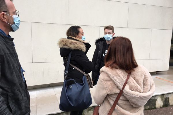 Louison Ternois avec son avocate et sa famille, le 2 décembre, devant le Tribunal de Coutances. 