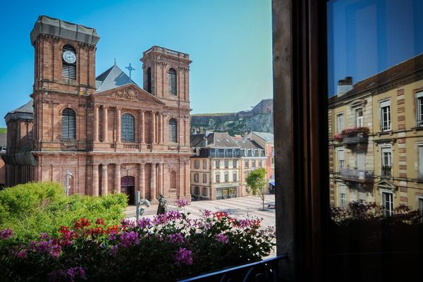 Belfort et sa place d'armes devant la cathédrale Saint-Christophe