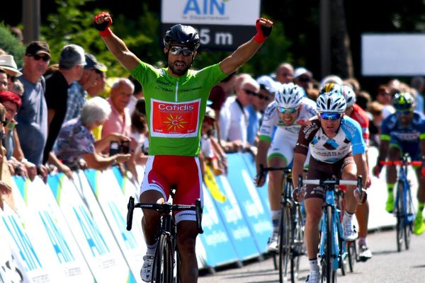 Nacer Bouhanni s'impose au sprint lors de la 2ème étape du Tour de l'Ain. Arrivée à Saint-Vulbas ce 10 août 2017.