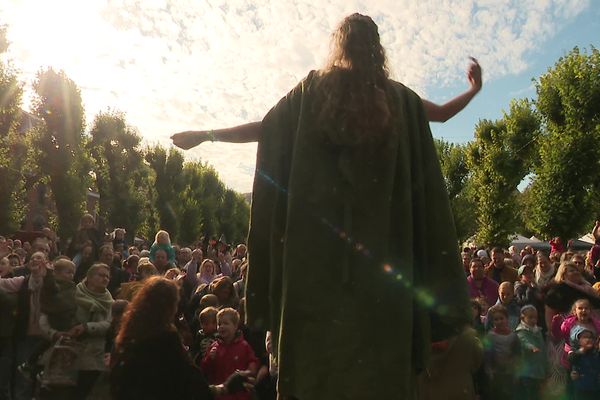 Il y avait quelque chose d'antique et de magique dans les rues de Marchiennes ce dimanche 6 octobre 2024, à l'occasion des Cucurbitades