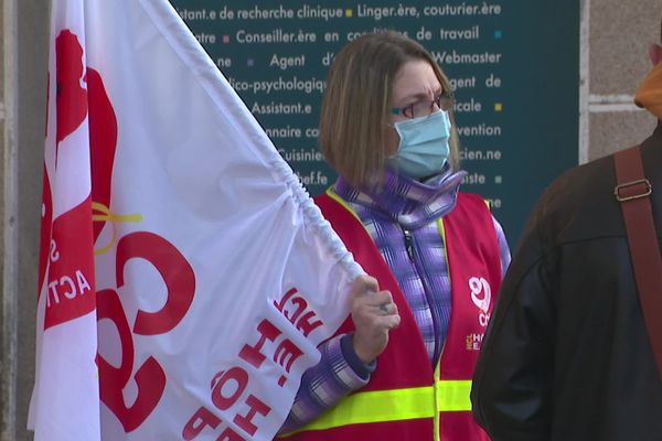 Les personnels des HCL en grève. Ils réclament des effectifs supplémentaires pour faire face à la seconde vague d'hospitalisation qui s'annonce.