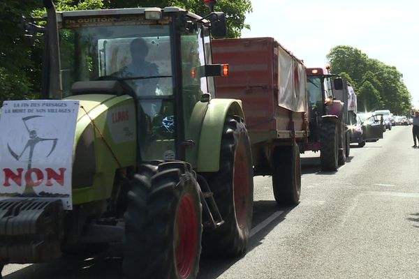 Une cinquantaine de véhicules ont participé à une opération escargot dans le Perche pour s'opposer à des projets éoliens