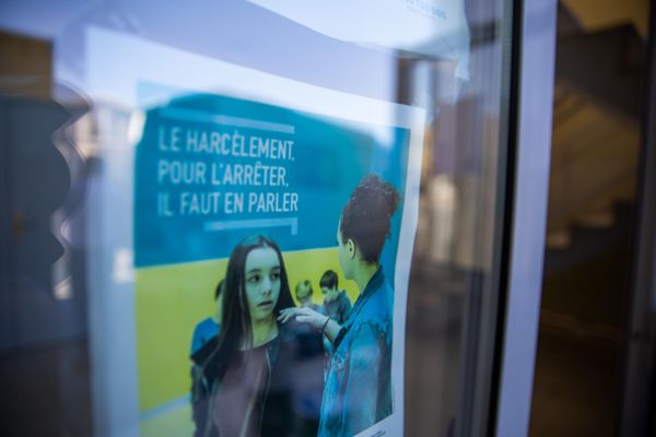 Campagne d'affichage contre le harcèlement au sein des établissements scolaires.