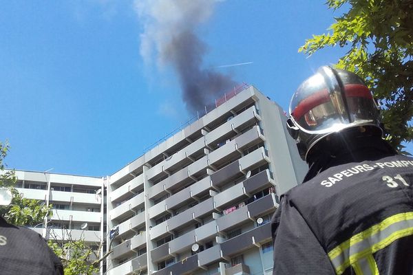 Le feu a pris sur le toit de l'immeuble