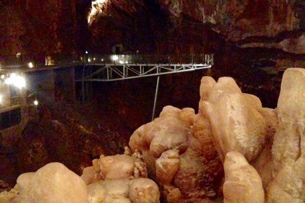 Le Gouffre de Cabrespine, l'une des plus grandes grottes du monde ouvertes au tourisme, se dote d'une passerelle de verre - 25 août 2015