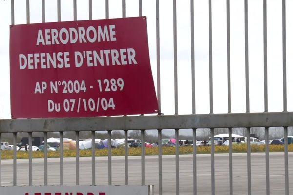 Plus de 6 000 fêtards sont rassemblés sur la tarmac de l'aéroport de Quimper.