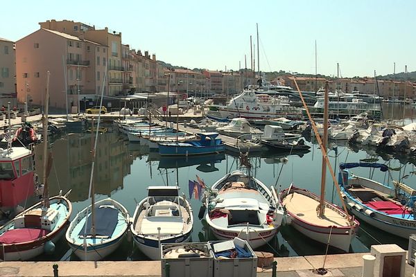 Le paisible port de Saint-Tropez.