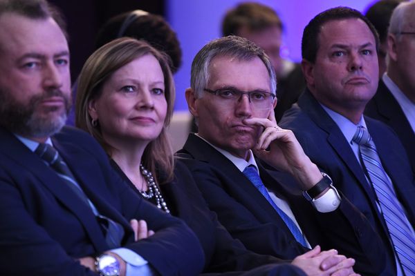 (Au centre) Mary Barra, directrice générale de GM et Carlos Tavares, patron de PSA 