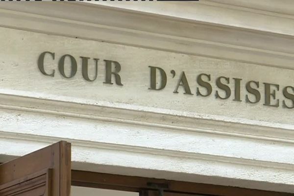 La cour d'assises a pour mission de juger les personnes accusées d’avoir commis un crime.