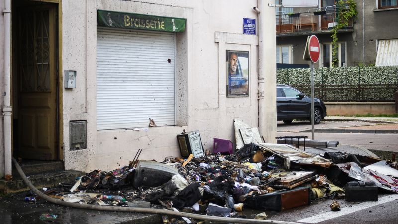 IMAGES. A disused building catches fire in Dijon, above the former Le ...