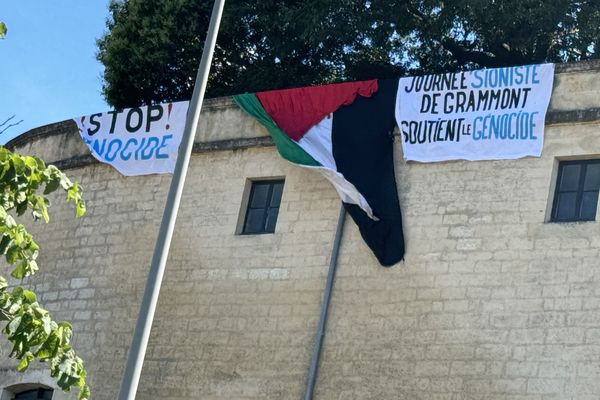 Un drapeau de la Palestine et des banderoles ont été affichés sur la Maison des relations internationales par les militants qui se sont introduits à l'intérieur.