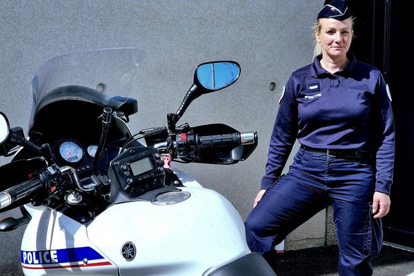 Sarah Koster est policière à Saint-Brieuc. À partir de ce jeudi 9 mai, elle fait partie des 115 policiers ou gendarmes en charge de la protection de la flamme olympique sur son parcours en France.