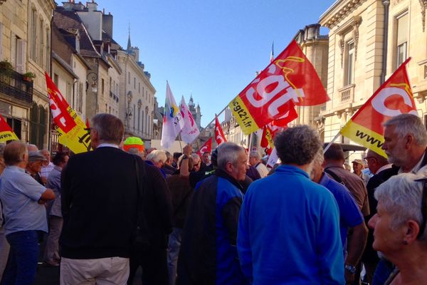 Les retraités manifestent pour une revalorisation des pensions rue de la Préfecture à Dijon