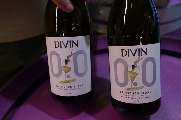 Le vin sans alcool est de plus en plus popularisé dans les caves.