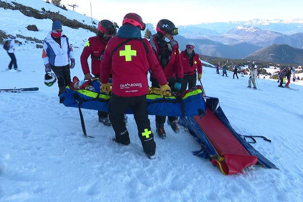 Les pisteurs secouristes de Chamrousse prennent en charge un blessé qui sera évacué par hélicoptère au CHU de Grenoble