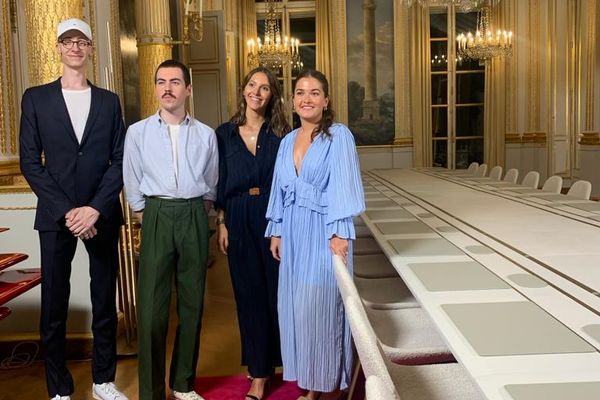 Misia Moreau et ses camarades de promotion au moment de l'installation de la table dans la salle du conseil des ministres en juin 2022.