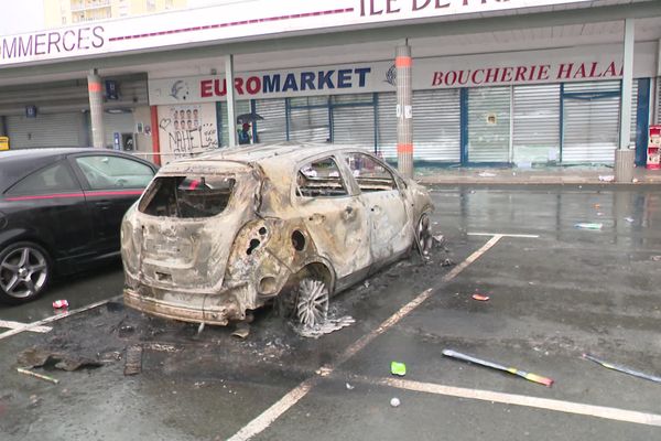 Après la mort de Nahel, 17 ans tué à Nanterre lors d'un contrôle de police, des émeutes ont eu lieu dans de nombreuses villes de France dont Besançon où des voitures, un commerce et une banque ont été incendiées dans le quartier de Planoise.