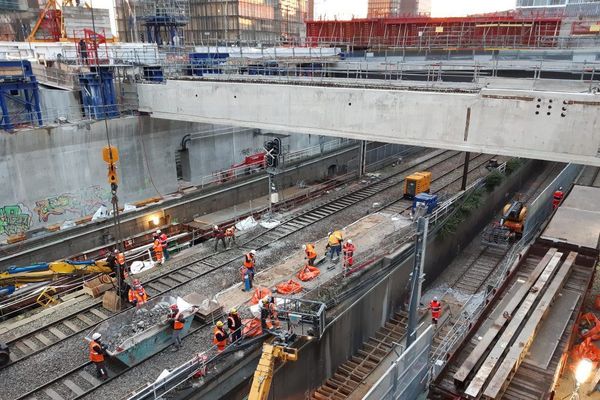 Les voies de la ligne du RER C ont été déblayées.