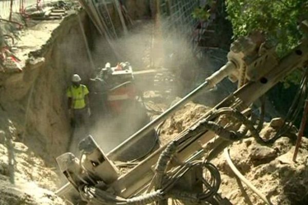 Les travaux sur les routes du haut-pays mentonnais se poursuivent, 10 mois après les dégâts causés par les intempéries. 