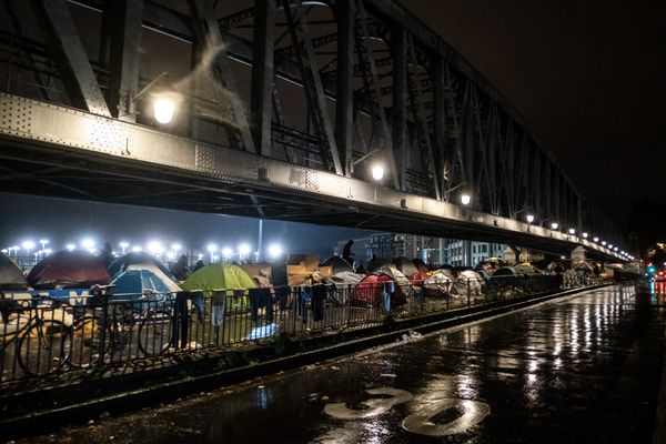 Un campement sous le pont du métro entre les stations La Chapelle et Barbès, le 15 novembre 2022.