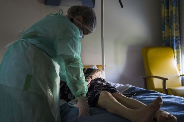 En Auvergne-Rhône-Alpes, 66% des personnes décédées lors d’une hospitalisation pour COVID-19 ont plus de 80 ans. 

