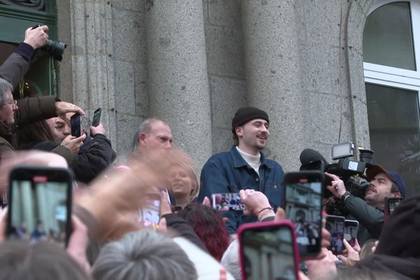 Pierre (avec le bonnet noir) reçu, comme une rock star, dans sa commune de Villedieu-les-Poêles, dans la Manche.