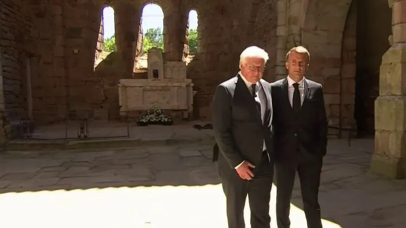 Le président Emmanuel Macron et le président Frank-Walter Steinmeier dans l'église d'Oradour-sur-Glane, le 10 juin 2024.