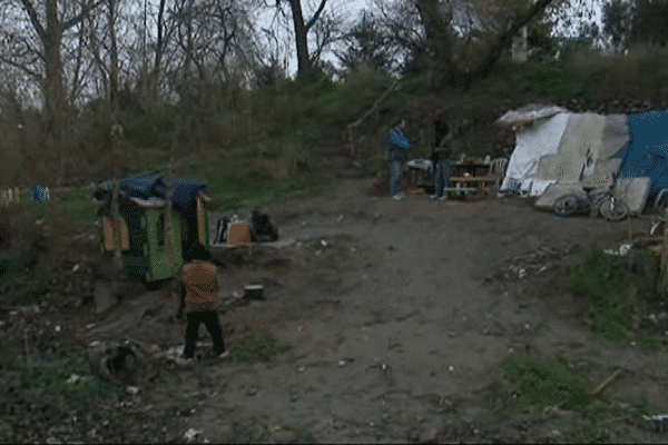 Le campement de Roms s'est déplacé sur les bords de la rivière Têt à Perpignan.