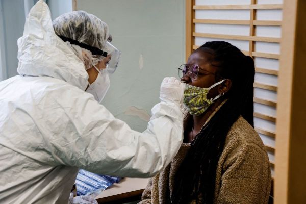 Test antigénique pour une lycéenne "volontaire" ce matin le 23 novembre au lycée Emile Dubois