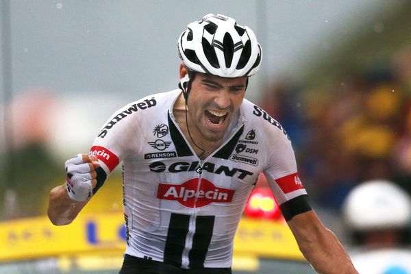 Le néerlandais Tom Dumoulin franchissant la ligne d'arrivée de la 9 ième étape du tour de France 